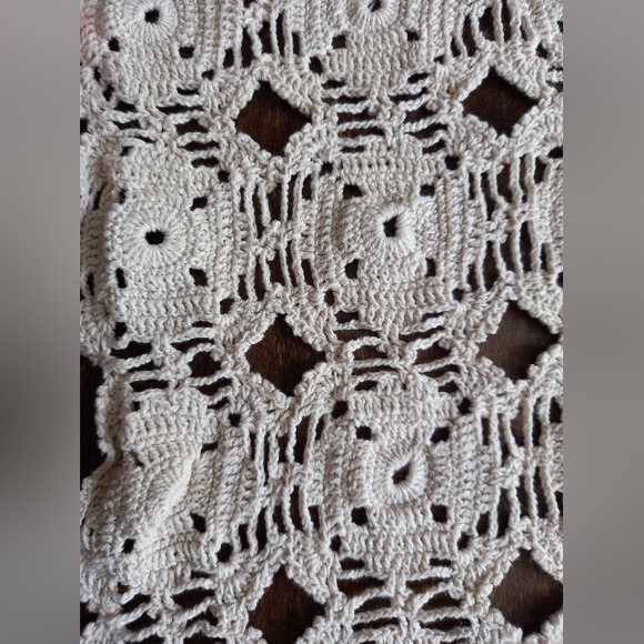 Handmade crocheted table cloth - Picture 3 of 4